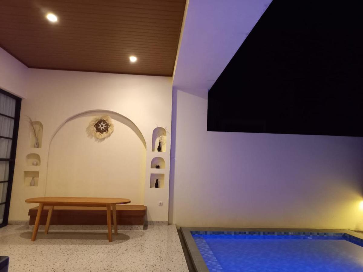 Azalea Room By The Anp Villas Cikundul 객실 사진